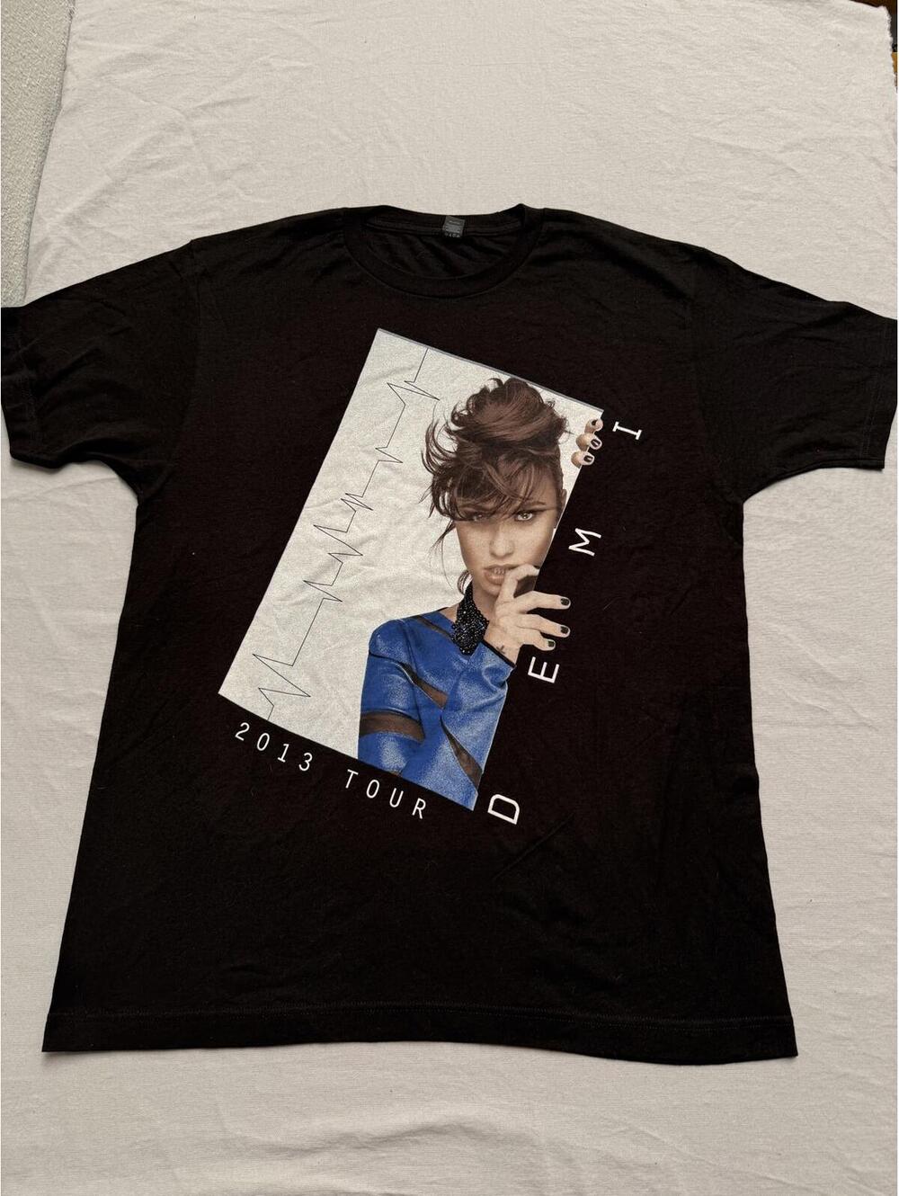 Demi Lovato Tour 2013 T-shirt Adventures in Wonderland - L